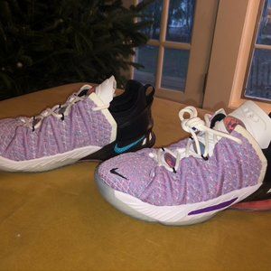 Girls Youth Lebron XVIII Basketball Shoes. New in Box